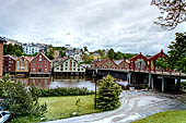 Trondheim Norvegia. Gli incantevoli bryggene ritti sulle loro pesanti palafitte, i loro colori accesi dalla luce settentrionale si fondono coi riflessi nelle acque chete del Nidelven. 